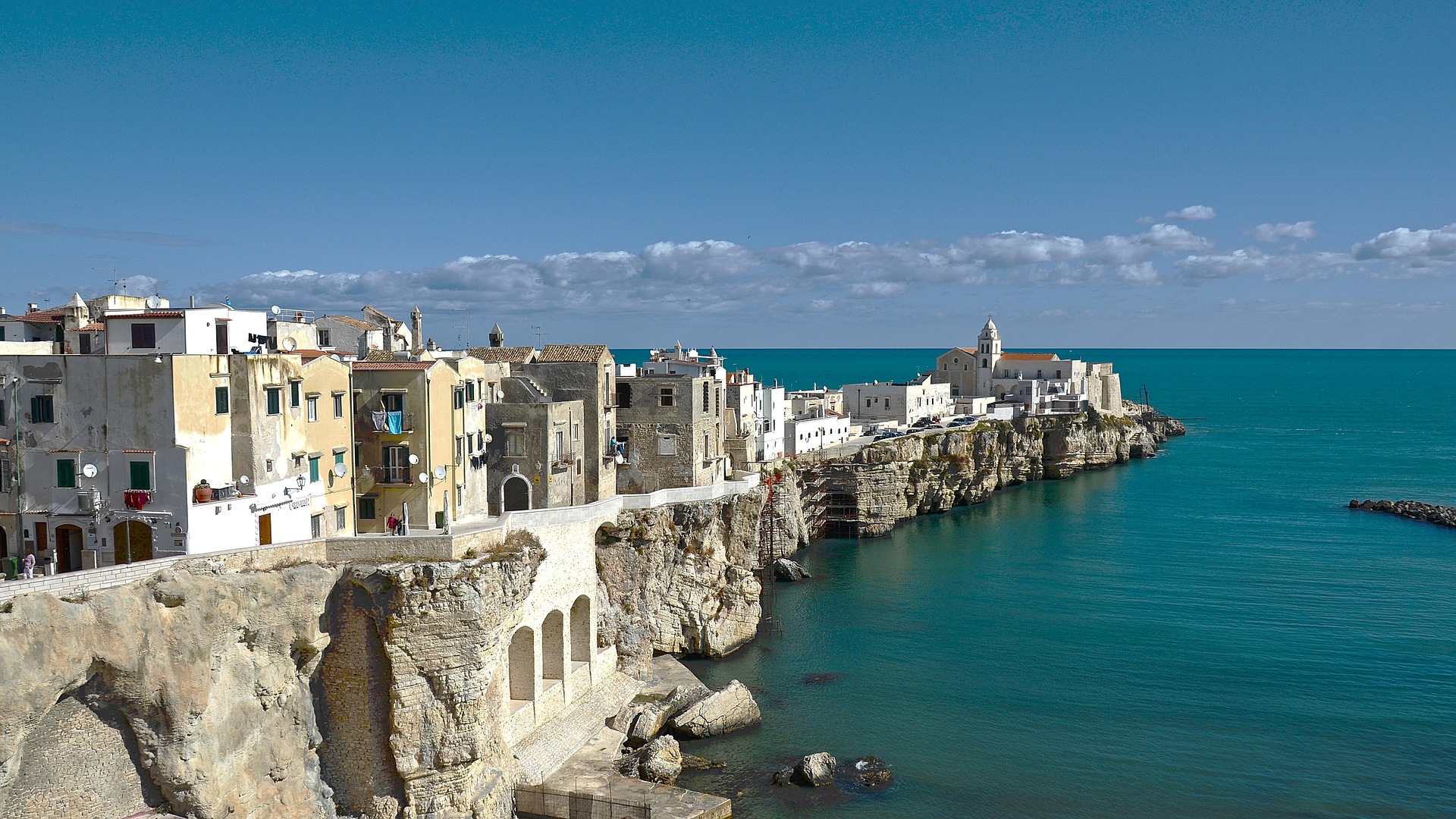 Apulia rowerem - wybrzeże Adriatyku po obcasie włoskiego buta, historyczne białe domki UNESCO