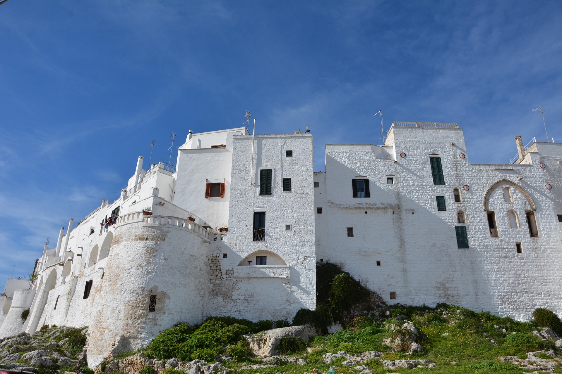 Apulia rowerem - wybrzeże Adriatyku po obcasie włoskiego buta, historyczne białe domki UNESCO