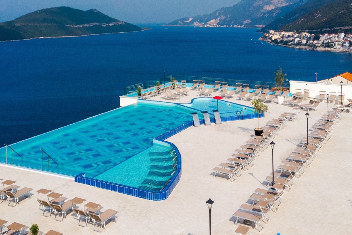 GRAND NEUM z noclegami tranzytowymi